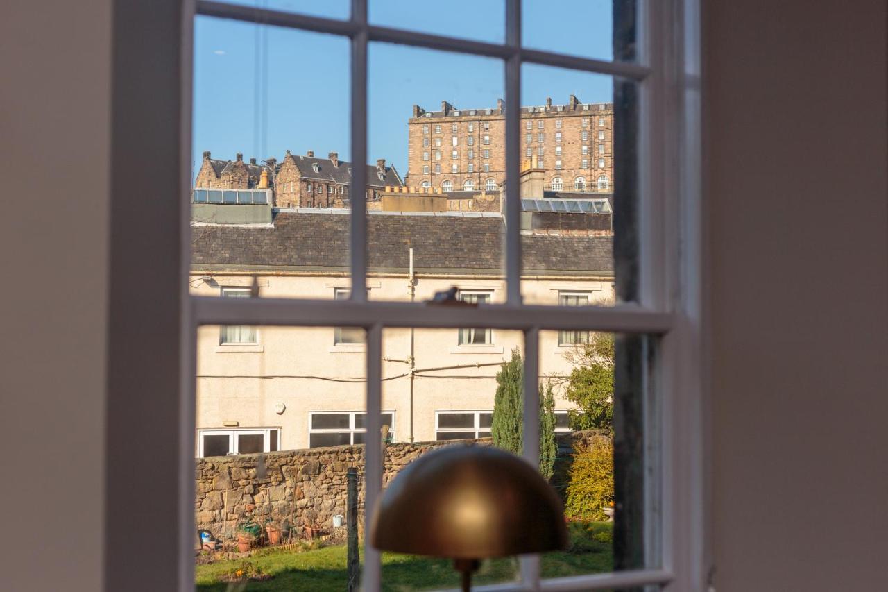 Lovely Apartment Beneath Edinburgh Castle Exterior photo